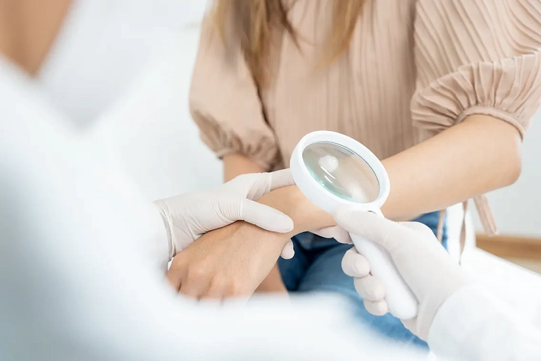 Дерматологическая история пациента с тревогой: Что важно не пропустить?